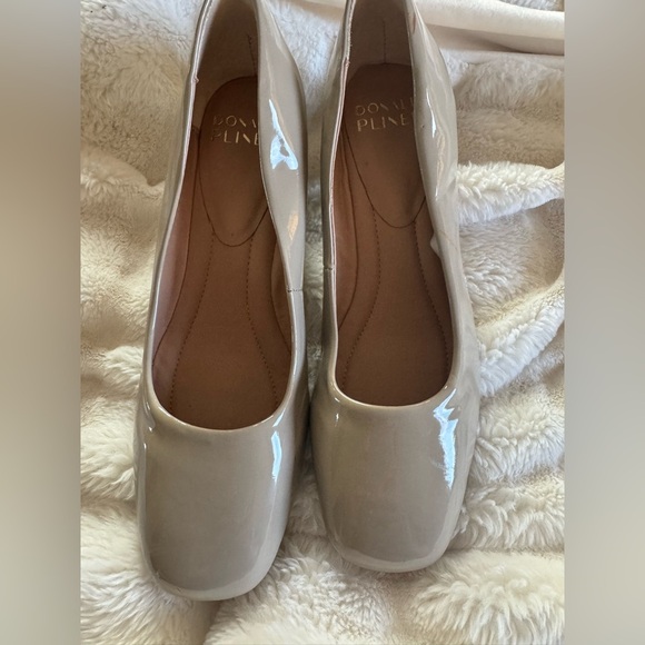 Donald  J Pliner Audrey Pumps. Color: NATURAL. SZ 7.  NWOB - Picture 2 of 9
